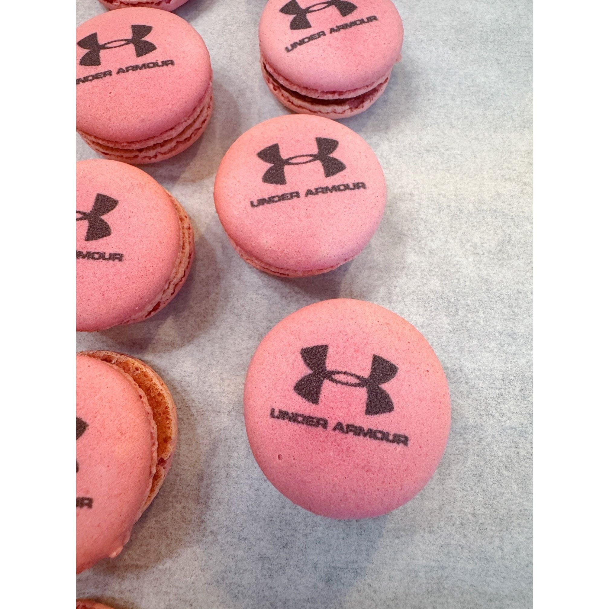 Macarons personnalisés MACARONS atelierdesgateaux.com 