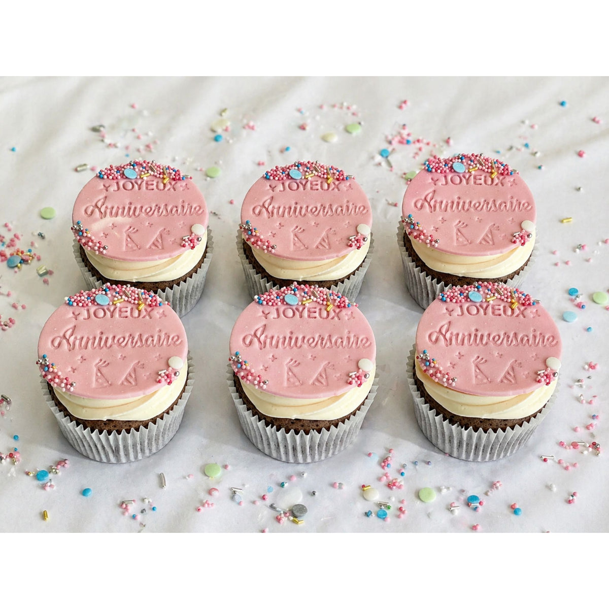 CUPCAKE DECORATION JOYEUX ANNIVERSAIRE cupcake atelierdesgateaux.com 