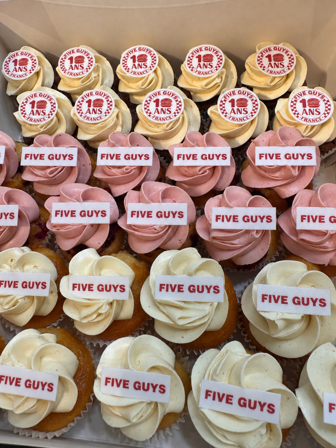 Mini cupcakes personnalisés avec le logo Five Guys