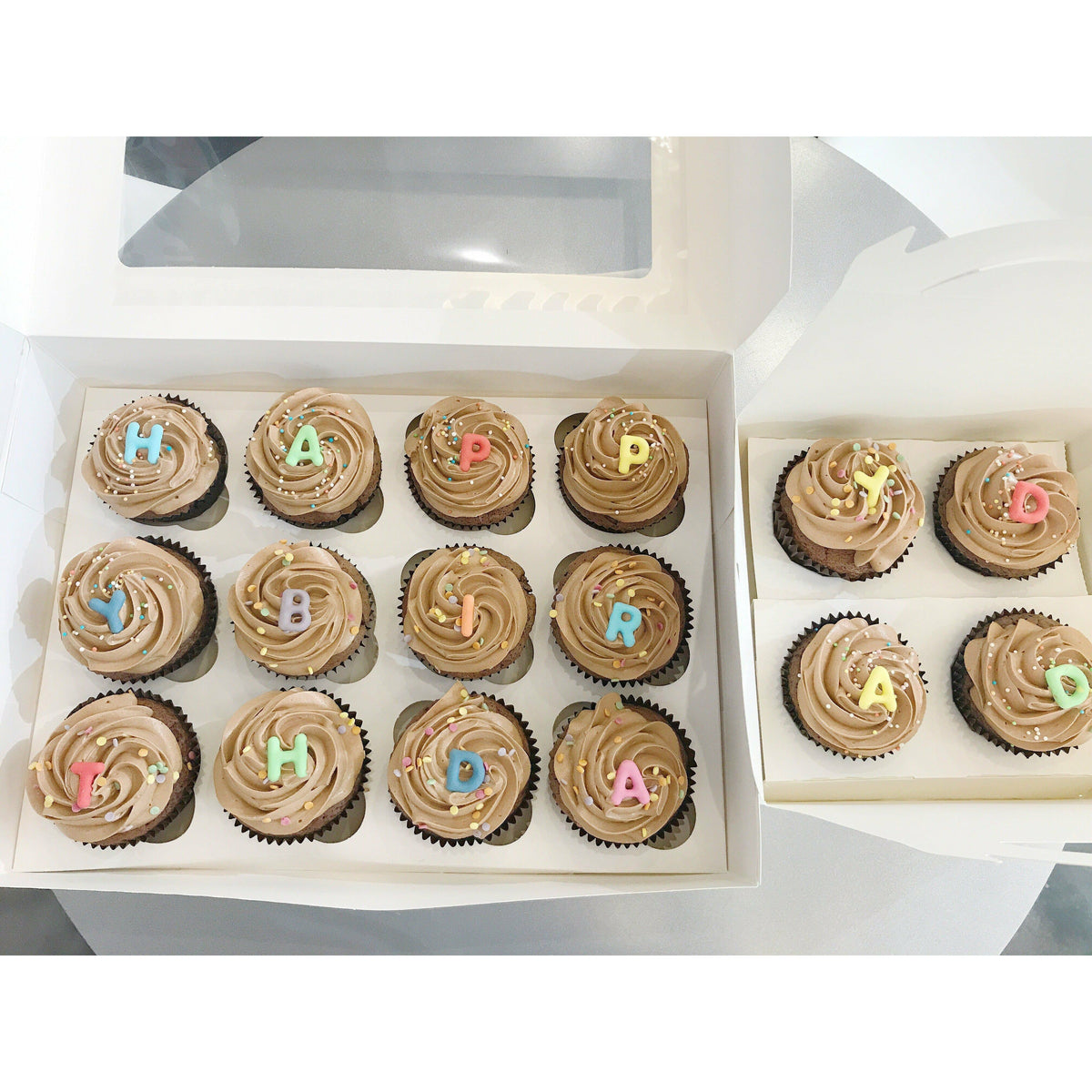 BOX 13 CUPCAKES "HAPPY BIRTHDAY" atelierdesgateaux.com 