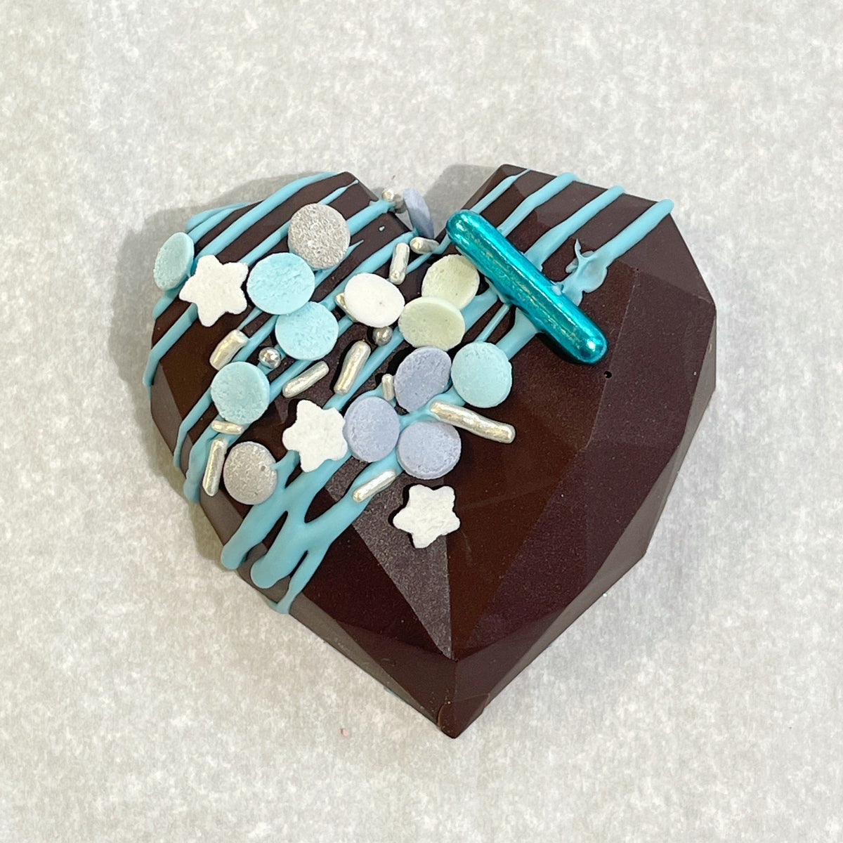 COEUR CHOCOLAT GIANDUJA NOIR DÉCO BLEUE L'Atelier des Gâteaux 