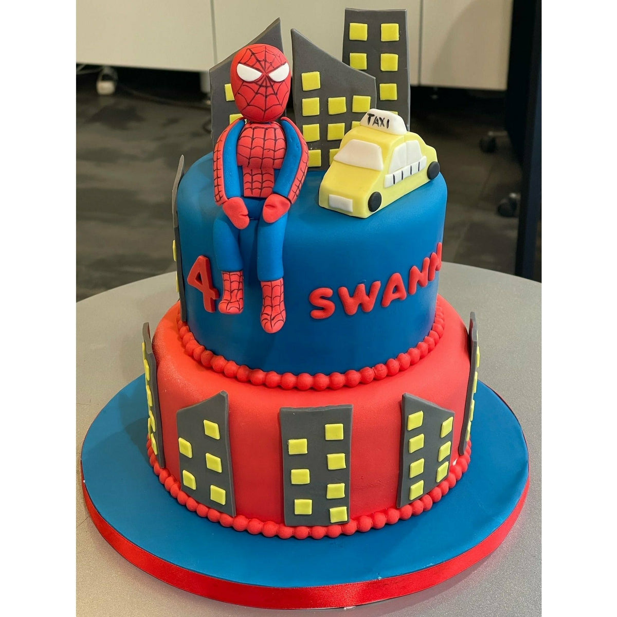 PIECE MONTEE SPIDERMAN atelierdesgateaux.com 