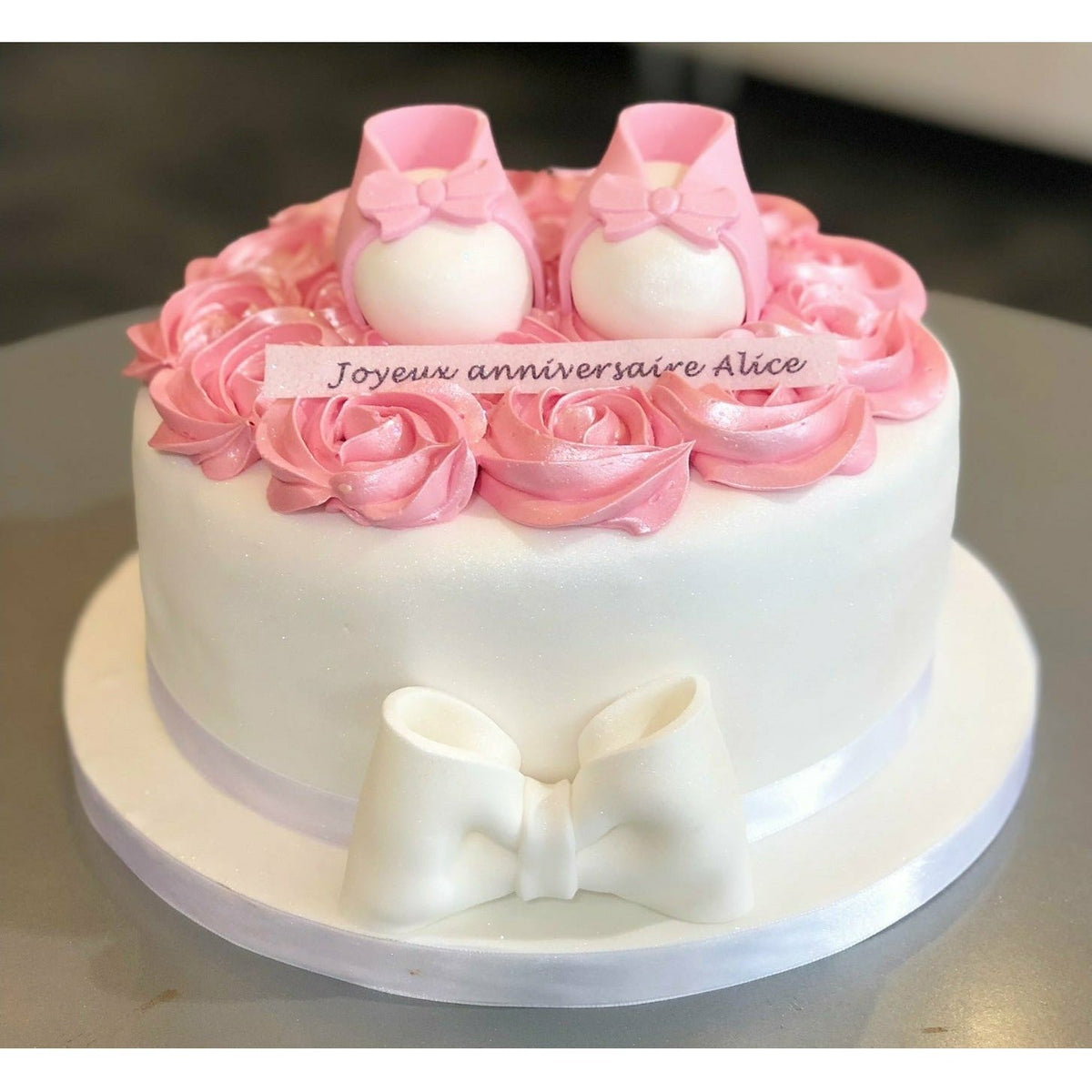 GÂTEAU CHAUSSONS BEBE ROSE atelierdesgateaux.com 