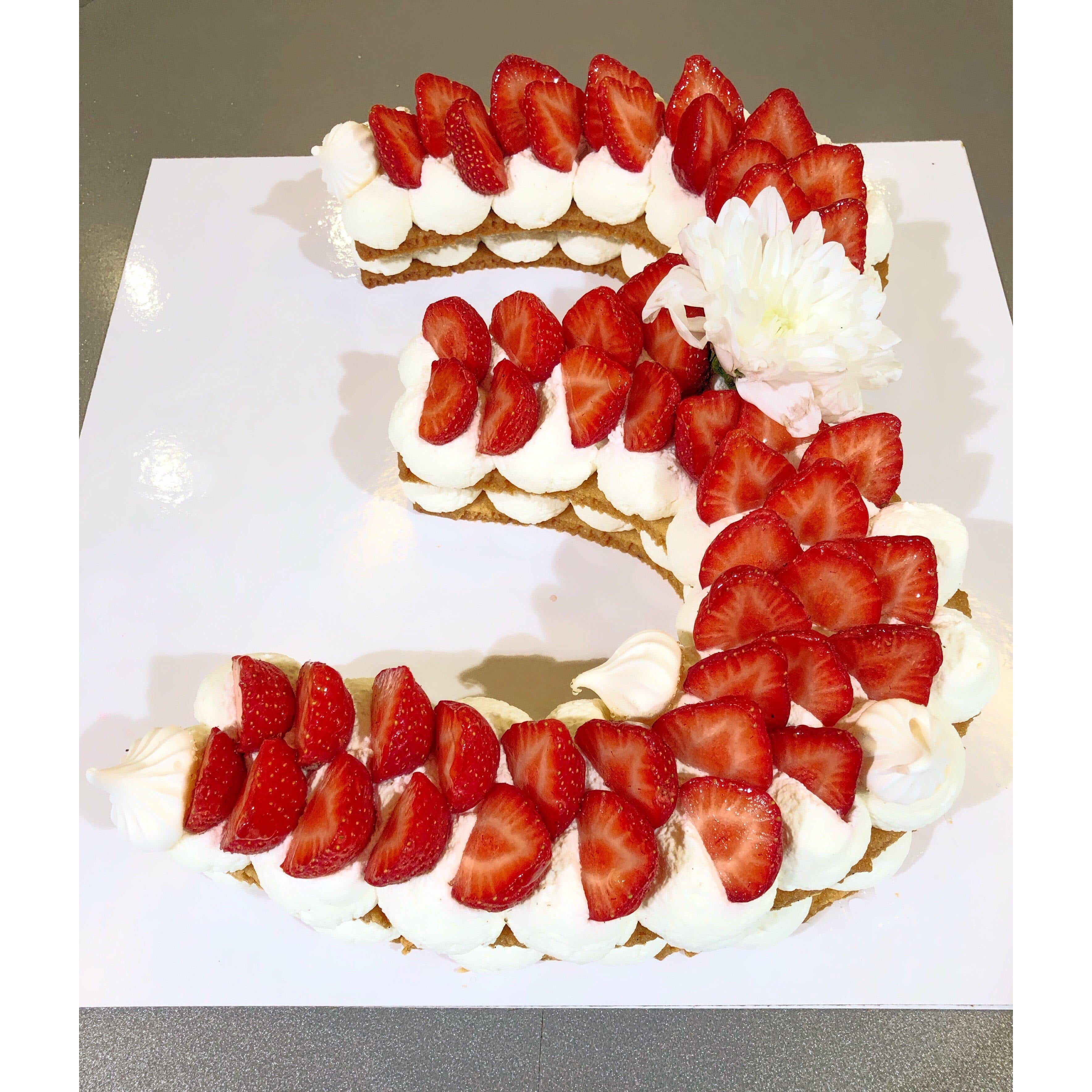 Number/letter cake fraises - L'Atelier des Gâteaux