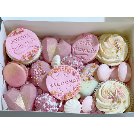 MAXI BOX JOYEUX ANNIVERSAIRE PINK PERSONNALISÉE Box gourmandes L'Atelier des Gâteaux 